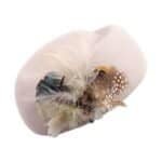 Grote dameshoed met veren en struisvogelveren, elegante accessoire voor buitenplezier.