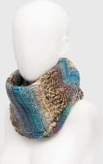 Kleurrijke gebreide sjaal op model, geschikt voor buitengebruik, warm en modieus accessoire.