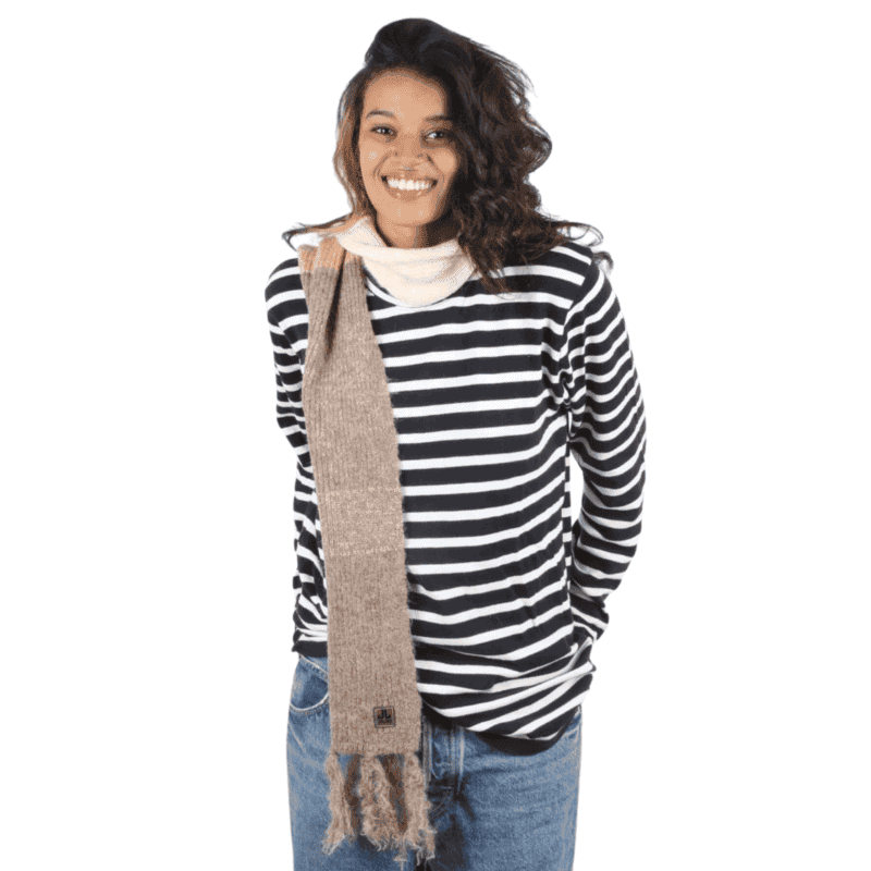 Laatst toegevoegde afbeelding van een tevreden jonge vrouw met gestreepte trui en sjaal.