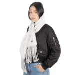 Witte warme sjaal en zwart bomberjack, casual stijl met denim, voor outdoor activiteiten.