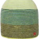 Gebreide beanie muts in groen en beige met strepen, voor buitenactiviteiten.