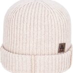 Warme gebreide muts in crème kleur met omslag en leren label voor outdoor winterdagen.