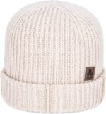 Bonnet tricoté chaud de couleur crème avec enveloppe et étiquette en cuir pour les journées d'hiver en plein air.