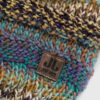 Bonnet tricoté de couleur avec des points de fil colorés et une étiquette de marque.