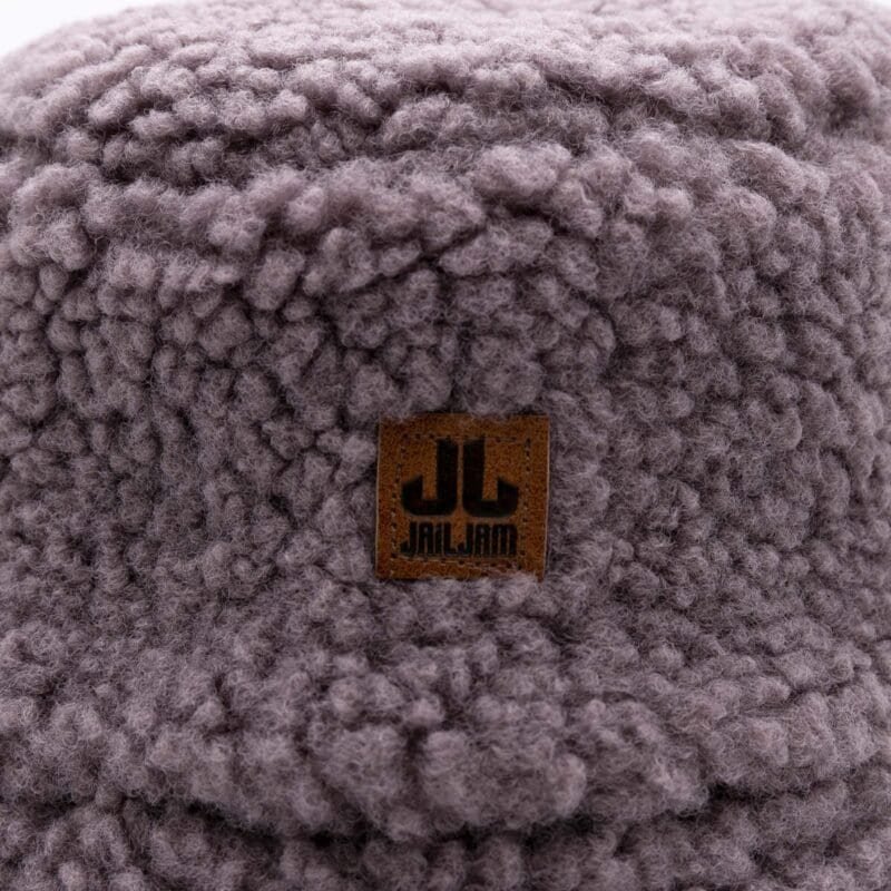 Kuschelige graue Teddy-Decke mit JL JAILJAM Label - perfekt für kuscheligen Komfort.