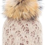 Knitted winter hat met klokmuts en bontkraag, warme accessoire voor koude dagen.