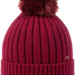 Donkerrood gebreide muts met pompon, warme winteraccessoire.