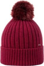 Donkerrood gebreide muts met pompon, warme winteraccessoire.