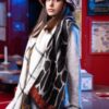 Bunte Wollmütze, Herbstmode, lässiger Stil, junge Frau, buntes Accessoire.