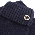 Warmtekraag met metalen badge, perfect voor winterdagen en outdoor activiteiten.