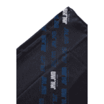 Vêtements de skateboard noirs avec logo et détails textuels.