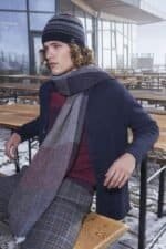 Hommes en vêtements d'hiver sur une terrasse avec vue, atmosphère froide, accessoires élégants.