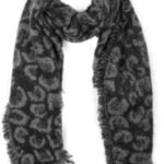 Gebreide sjaal met luipaardprint in grijs en zwart, warm en stijlvol accessoire.