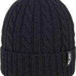 Donkerblauwe gebreide wintermuts met kabelpatroon en merklabel.