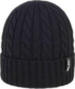 Donkerblauwe gebreide wintermuts met kabelpatroon en merklabel.