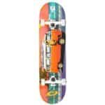 Skateboard coloré avec un bus vintage et un palmier, idéal pour les activités de plein air et les skateparks.