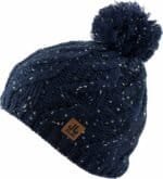 Bonnet chaud et sportif en tricot bleu avec pompon et détails en polaire, accessoire idéal pour les activités de plein air.