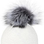 Witte warm gebreide wintermuts met zwarte en grijze hoogwaardige faux fur pompom.
