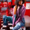Kleurige gestructureerde sjaal en trendy hoed in retro food diner setting.
