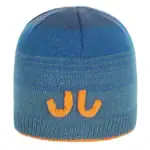 Blauwe gebreide muts met oranje J.C. logo, perfect voor buitenactiviteiten.