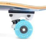 Roues de skate de haute qualité sur une planche à roulettes, parfaites pour s'amuser et faire des figures en plein air.