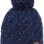 Donkerblauwe gebreide wintermuts met pompom en reliëfpatroon.