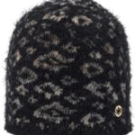 Warm gewatteerde gebreide muts met snowflake patroon en cozy uitstraling.