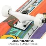 Skateboard avec roulements ABEC 7 pour une conduite souple et des performances optimales.