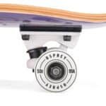 Petite photo de roues et de camions de skateboard.