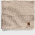 Warme beige gebreide sjaal met leren label, perfect voor buitencomfort en stijl.