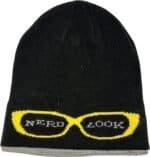 Donkere vrijetheidsbeanie met gele 'nerd look' tekstprint.