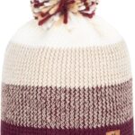 Warm wollen beanie met pompom en kleurverloop, perfect voor buiten in de winter.