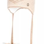 Warm winter meisjesmuts met faux fur pompons en gevlochten design.