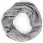 Warmgrijze infinity sjaal in gebreide stof, stijlvolle accessoire voor buiten.