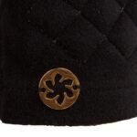 Goudkleurige metalen logo op zwarte stoffen skuifzak voor skates of accessoires.