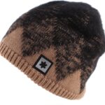 Knitted wintermuts met ruitpatroon en brandinglabel, warm en stijlvol voor buitengebruik.