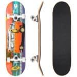 Skateboard coloré avec un design rétro et des roues, idéal pour s'amuser en plein air et faire du skateboard.