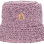 Knuffelige roze teddy pet met brede rand en merklabel voor gezellige buitenmomenten.