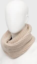 Wollen sjaal in zacht beige voor extra warmte en stijl.