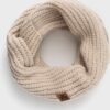 Knuffelbare beige wollen sjaal, warm en comfortabel voor buitengebruik.