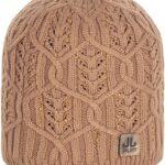 Knitted winter hat met glitters en merklabel voor outdoor gebruik in de winter.