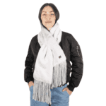 Warm witte zachte sjaal met franjes voor dames, perfect voor buitenactiviteiten.