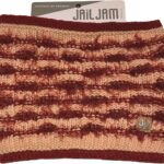 Warm gebreide skibril met rode en beige kleuren voor outdoor winteractiviteiten.