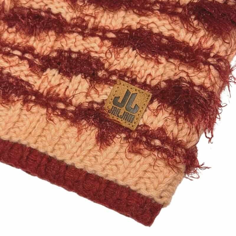 Lekkere gebreide muts met opvallende gerafelde details en JULLIARDAD logo. Perfect voor outdoor en winterplezier.