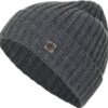 Warm grijze gebreide muts met merklabel en ribbelpatroon voor outdoor en wintersport.