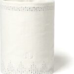 Voorkant van een witte luxe toiletrol met perforaties en embossed merklogo Jil. Geschikt voor een modern toilet.