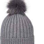 Warm grijze gebreide muts met pompon voor dames en heren voor buitenactiviteiten.
