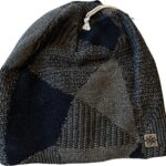 Warm, multifunctionele gebreide muts met zwart en grijze patronen voor buitenactiviteiten.