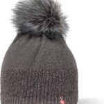 Warme grijze wollen muts met grote faux fur pompon voor outdoor activiteiten in de winter.