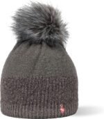 Warme grijze wollen muts met grote faux fur pompon voor outdoor activiteiten in de winter.